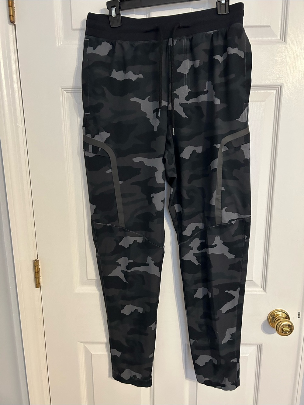 Under Armour LG Men's Black and Gray Camo Joggers